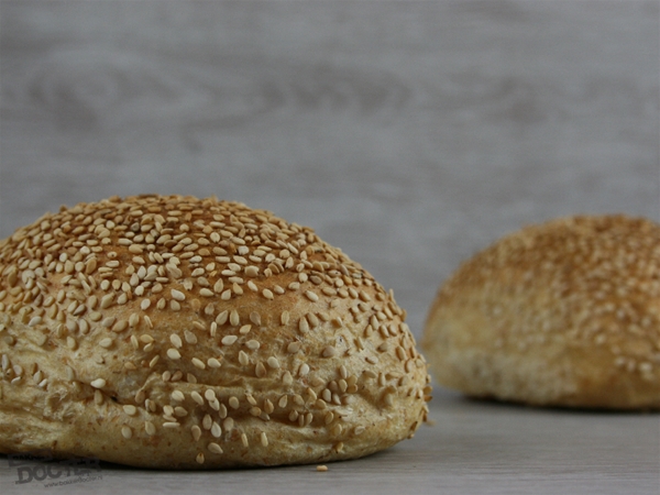 Bruin bolletje met sesam